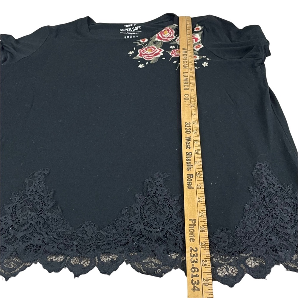 Torrid Super Soft Black Floral Embroidered Tee Shirt Size 2 E277 - Picture 9 of 11